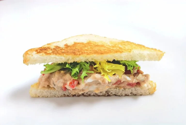 Sandwich de atún con pimientos rojos asados
