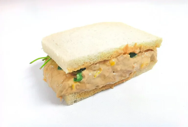 Sándwich de atún y maiz