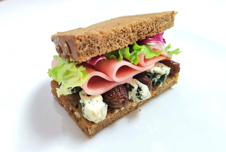 sandwich de queso azul con pasas maceradas y jamon de york