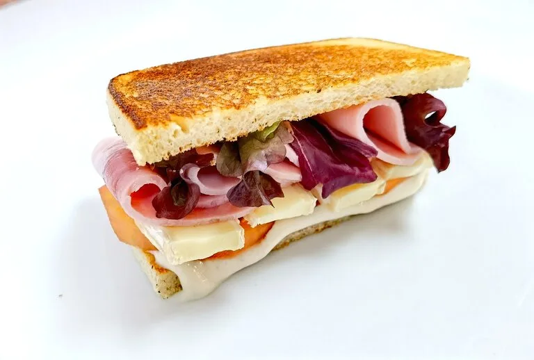 Sandwich de queso brie y jamón de york