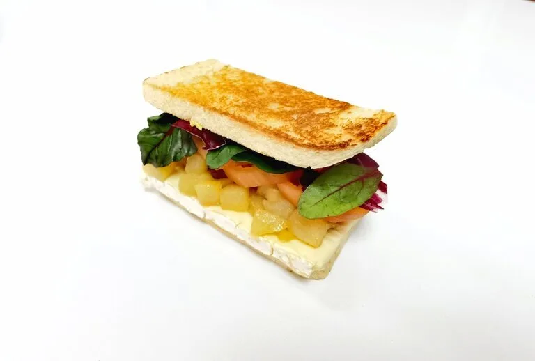 Sandwich de queso brie y pera caramelizada